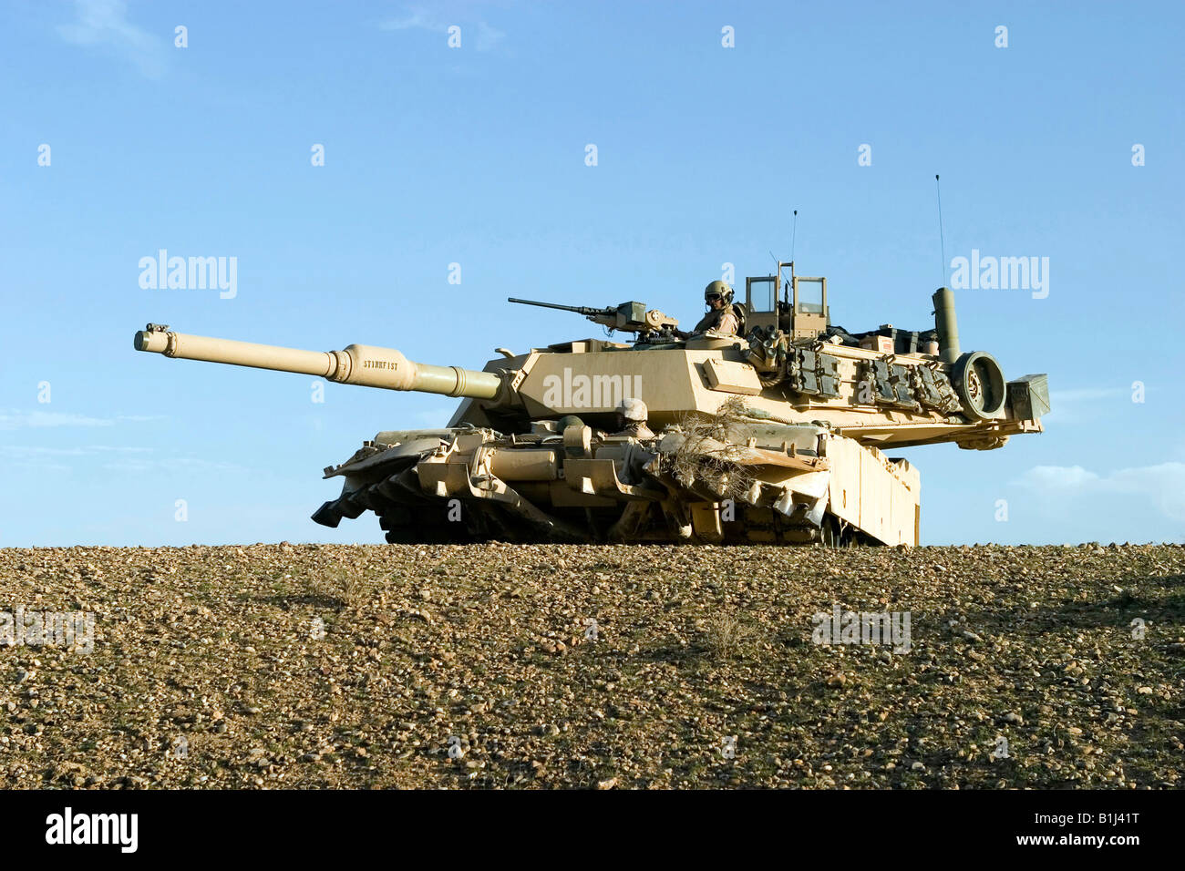 US-Marines von Alpha Company, 1. Panzerbataillon bieten Sicherheit in einem M1A1 Abrams Tank im Irak Stockfoto