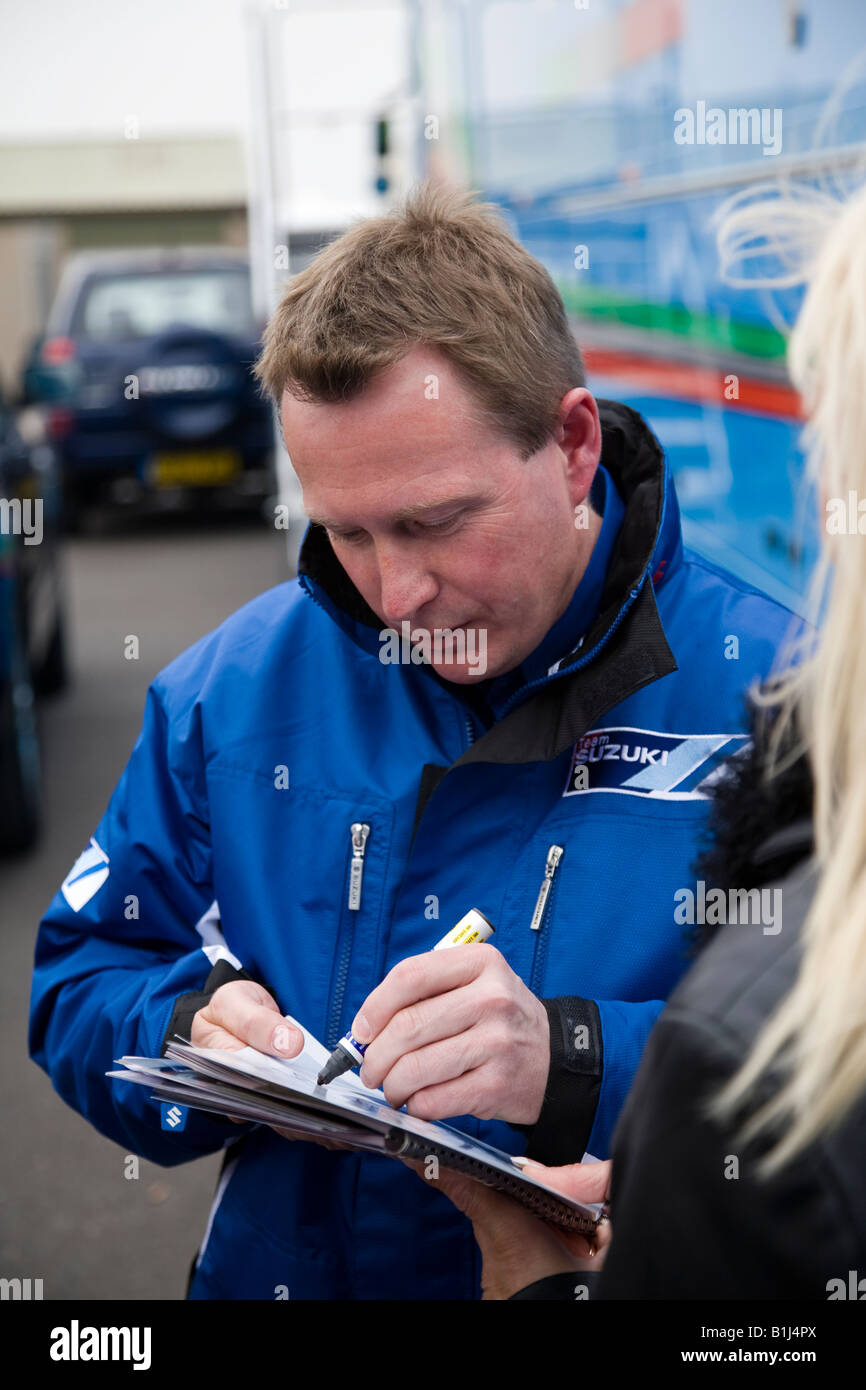 John Reynolds 3 Mal britische Superbike Meister jetzt im Ruhestand, unterschreibt ein Autogramm im Fahrerlager in Thruxton, Hampshire, England. Stockfoto