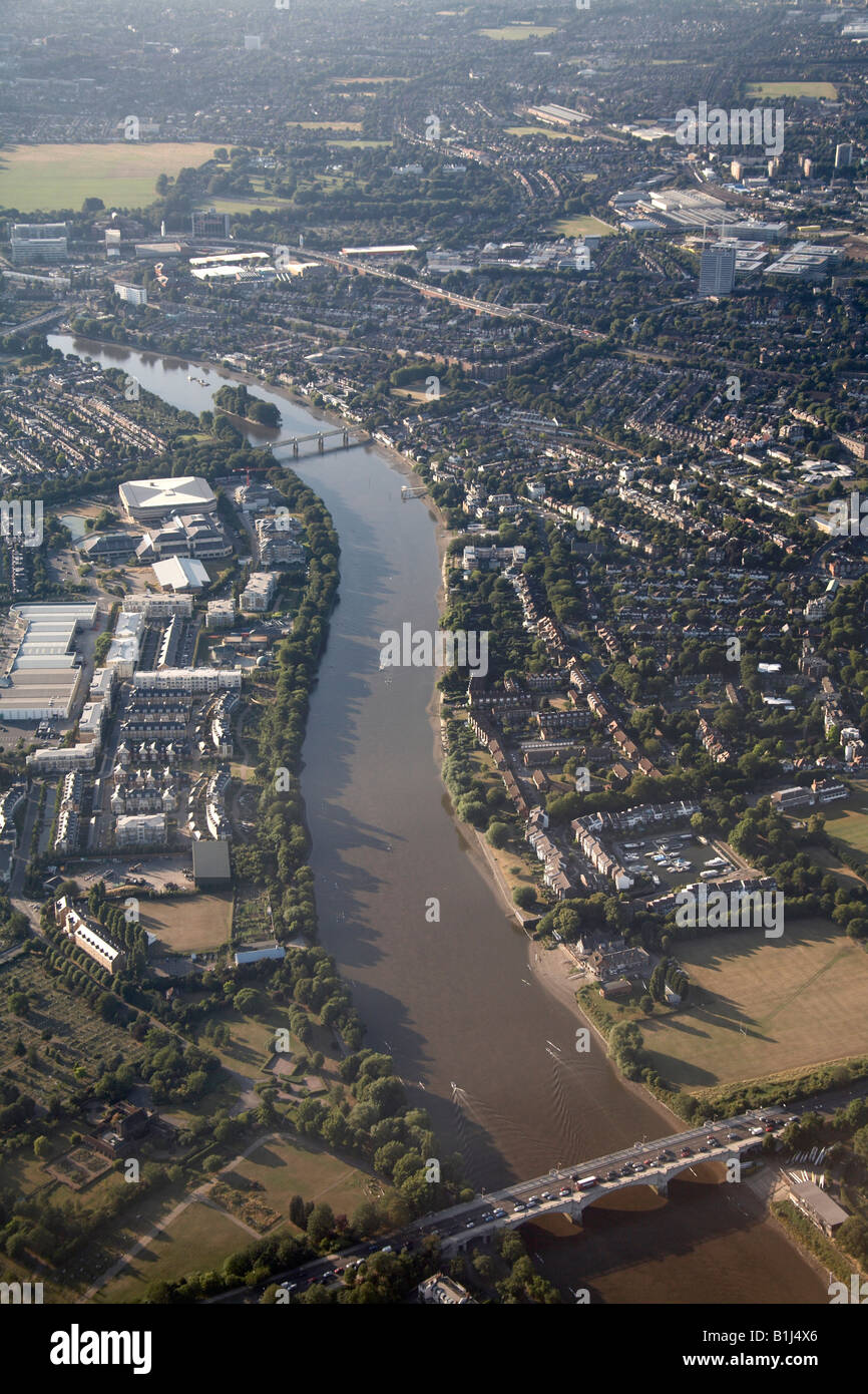 Luftbild-Nord-West von Verkehrsflugzeugen der Fluss Themse Chiswick und Kew London W4 TW9 England hohe Ebene schräg Stockfoto