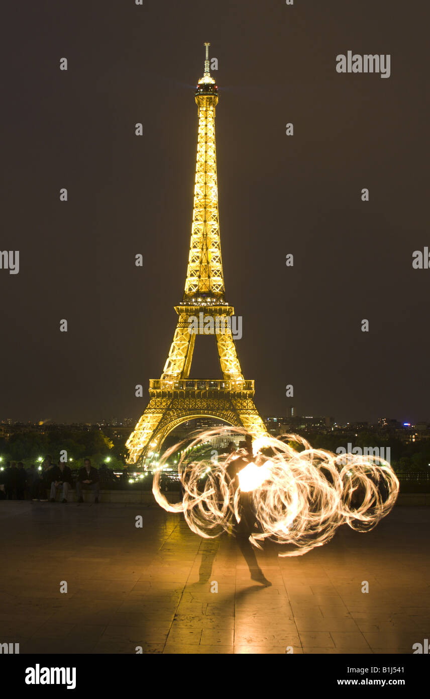 Fackel-Jongleur in Paris bei Nacht - Eiffelturm Stockfoto