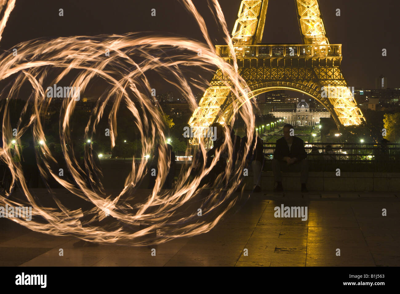 Fackel-Jongleur in Paris bei Nacht - Eiffelturm Stockfoto