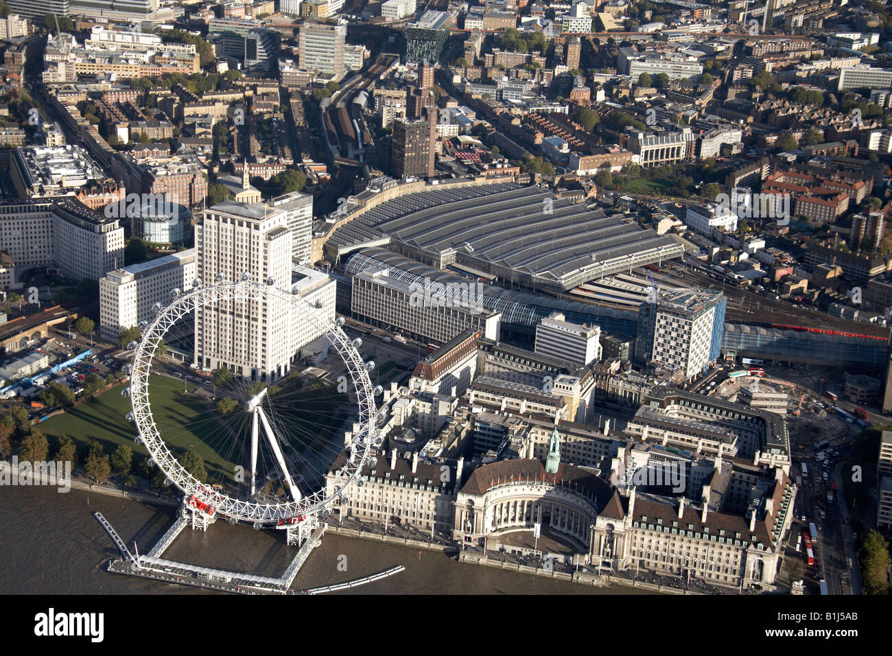 Luftbild Norden östlich von Millennium County Hall der vorgelagerten Laufradbau und Waterloo Station Southwark London SE1 England U Stockfoto