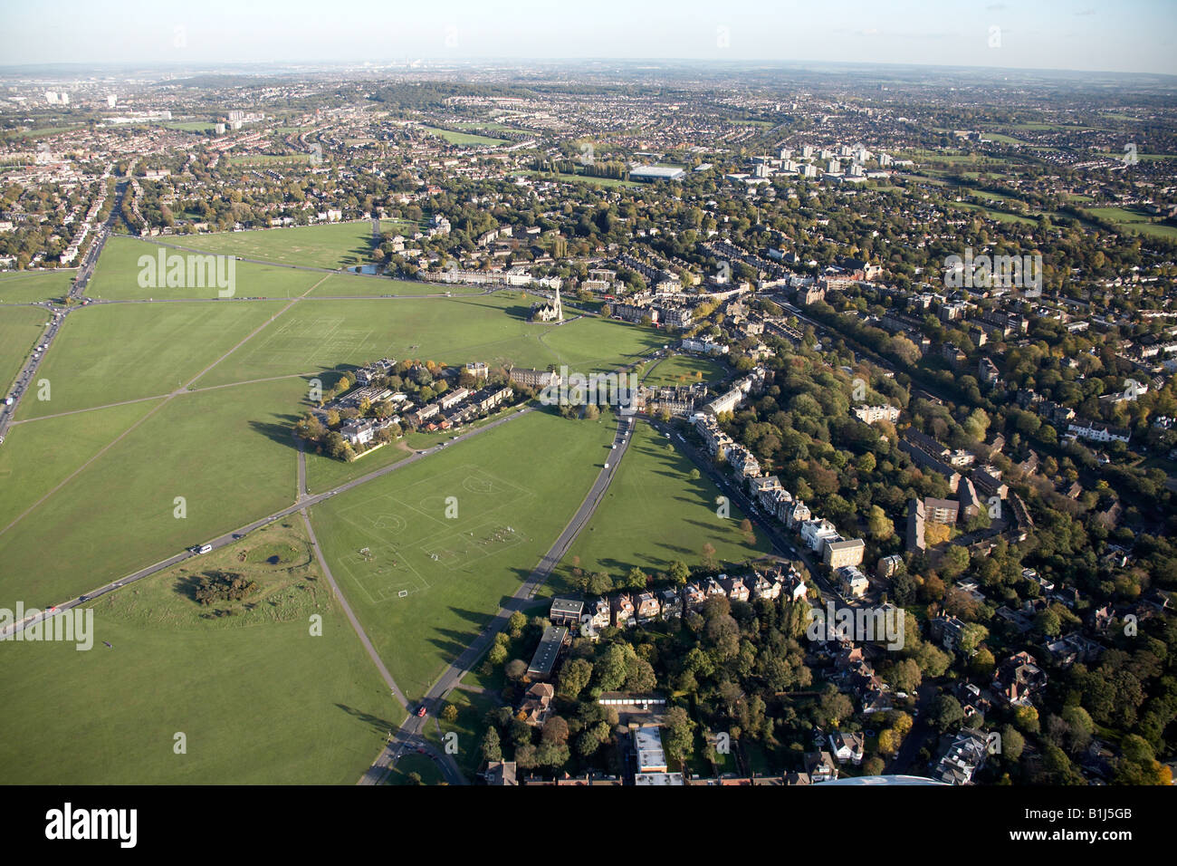 Luftbild Norden östlich der schwarzen Heide Vorstadtgehäuse und Schule Blackheath Vale London SE3 England UK Stockfoto