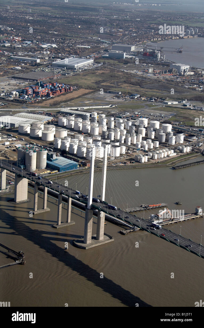 Luftbild Norden östlich von Königin Elizabeth II Bridge Thurrock Öl Storage Depot West Thurrock Sümpfe Fluss Themse London RM20 UK Stockfoto