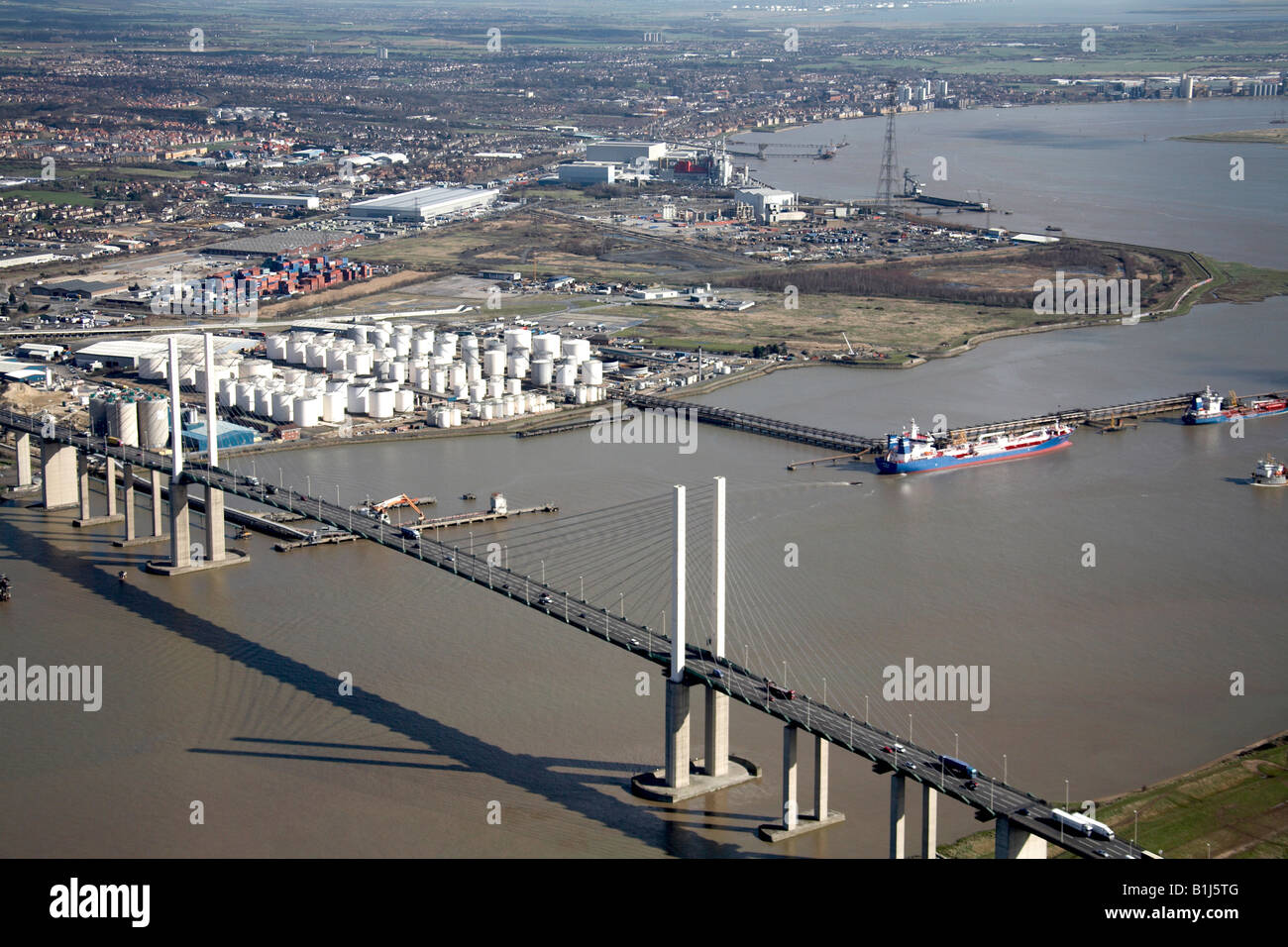 Luftbild Norden östlich von Queen Elizabeth II Bridge Thurrock Öl Storage Depot Händler Schiffe River Thames London RM20 UK High l Stockfoto