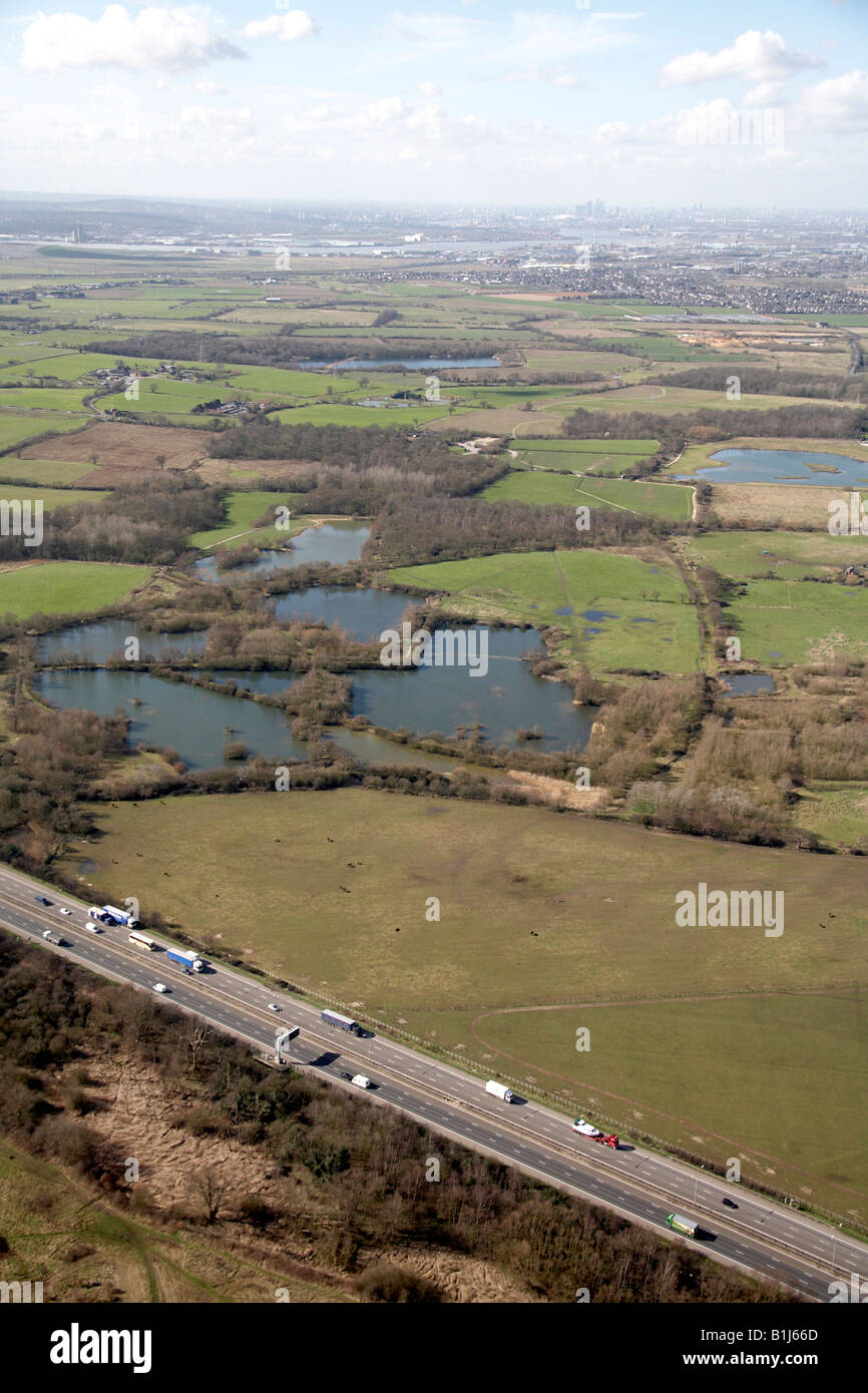 Luftbild westlich von M25 Autobahn in Richtung Stadt Belhus Country Park Upminster Havering London RM14 UK hohe schräg Stockfoto