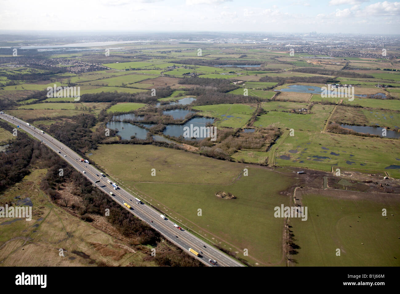 Luftbild westlich von M25 Autobahn in Richtung Stadt Belhus Country Park Upminster Havering London RM14 UK hohe schräg Stockfoto