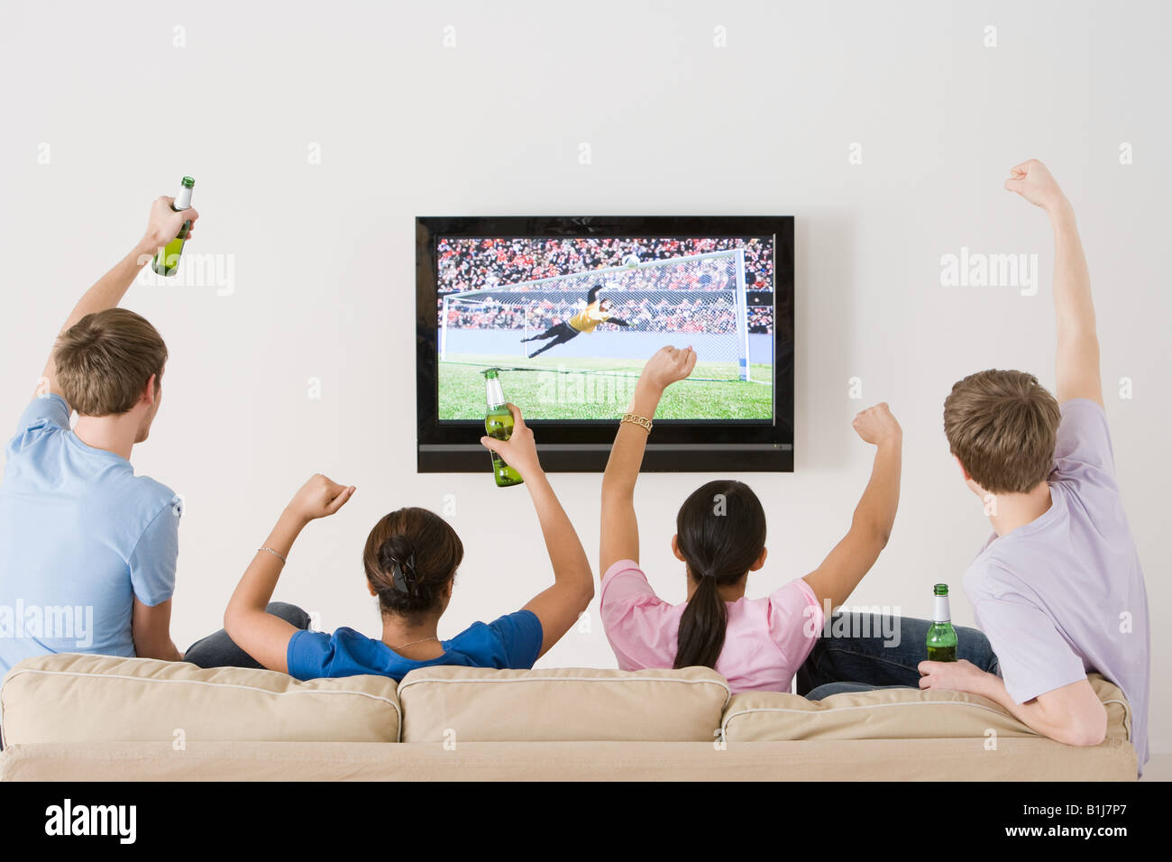 Freunde, Fußball auf dem tv gucken Stockfotografie - Alamy
