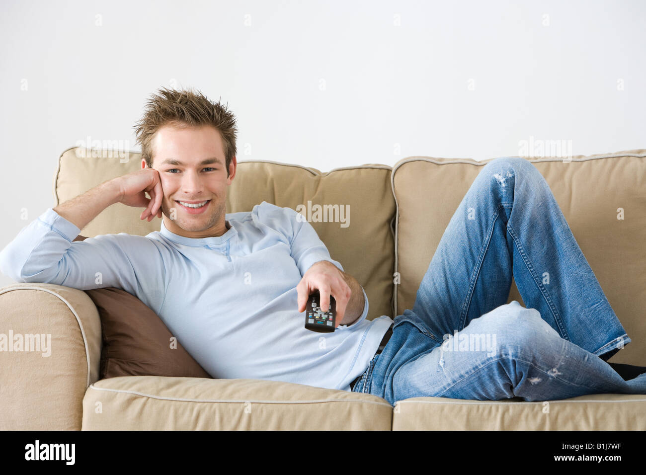 Mann Schläft Jeden Abend Vor Dem Fernseher Ein Mann Zeigt Mit Der Fernbedienung Stockfotos und -bilder Kaufen - Alamy