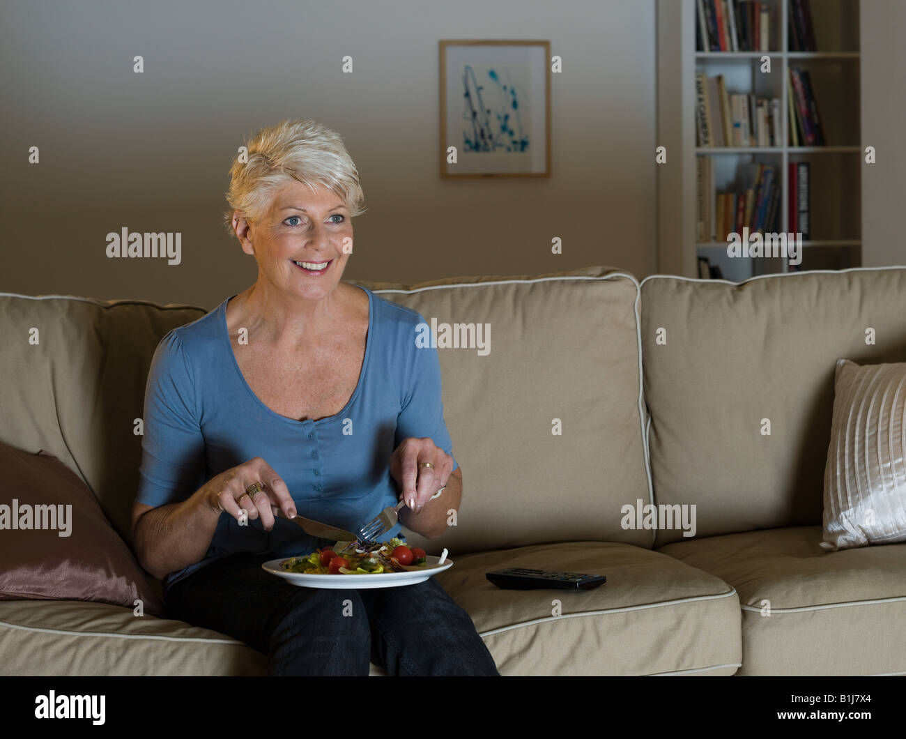 Eine ältere Frau, die ein Tv-dinner Stockfoto