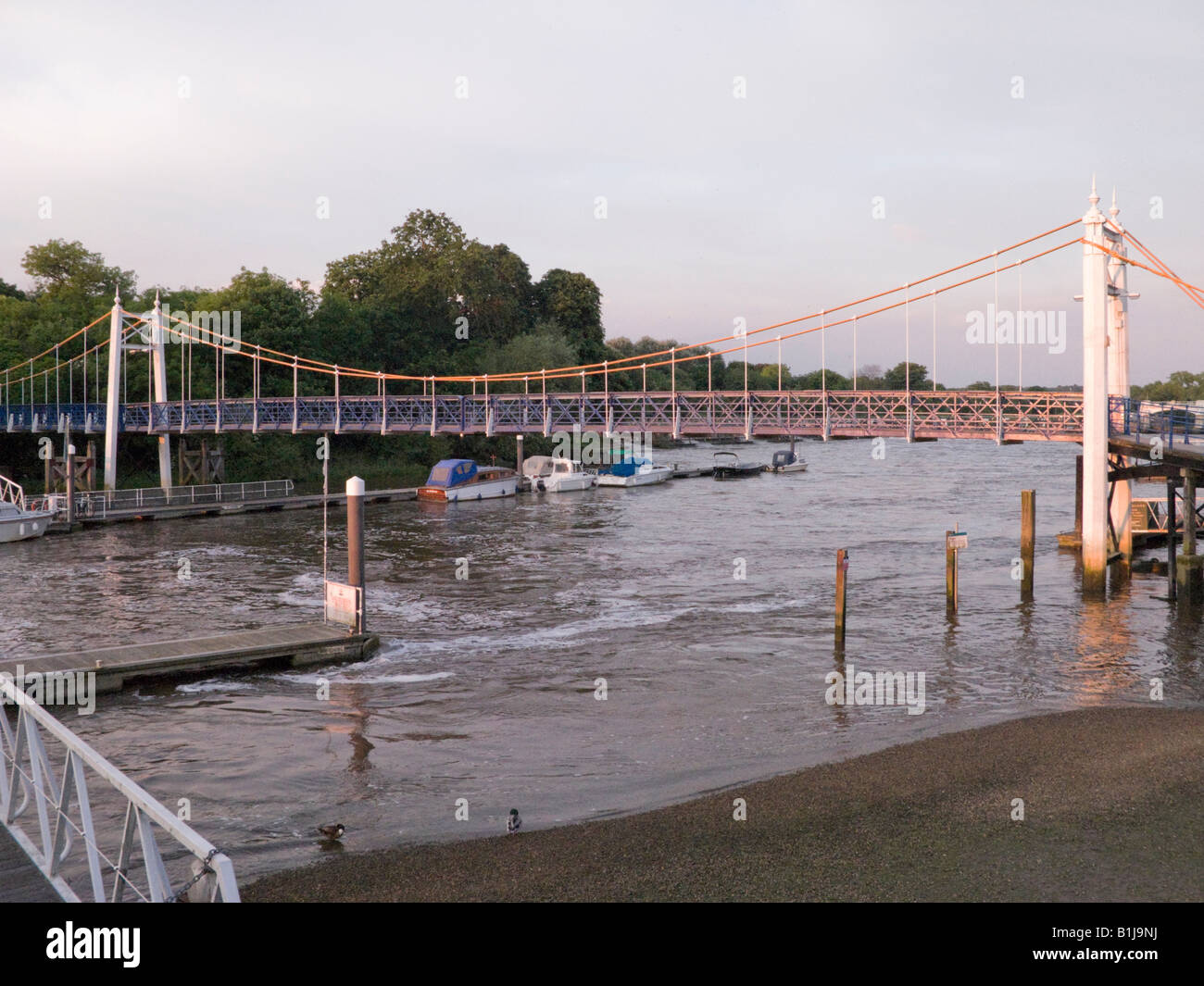 Teddington Lock Fußgängerbrücke über die Themse zwischen Teddington, Schinken und Uferweg bei Teddington Lock. Middlesex. VEREINIGTES KÖNIGREICH. Stockfoto