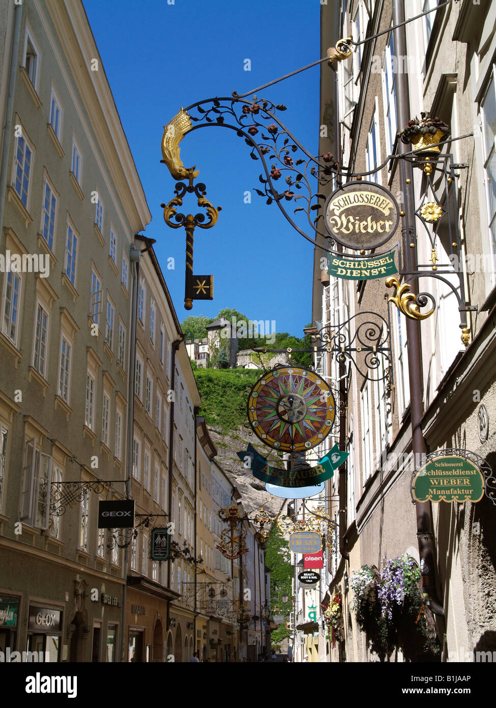 Straße Getreidegasse in der Altstadt von Salzburg, Österreich Stockfoto