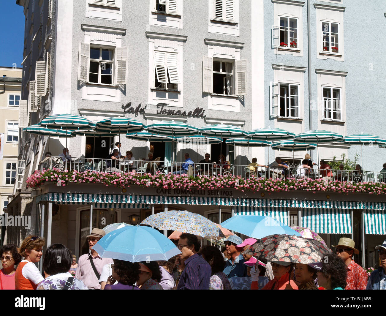 Touristen, die die alte Stadt Center, Café Tomaselli, Österreich, Salzburg, Salzburg City, Salzburg Stockfoto