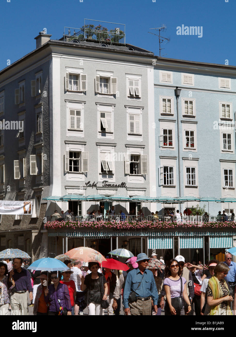 Touristen besuchen die Altstadt, vor dem Café Tomaselli, Österreich, Salzburg Stockfoto