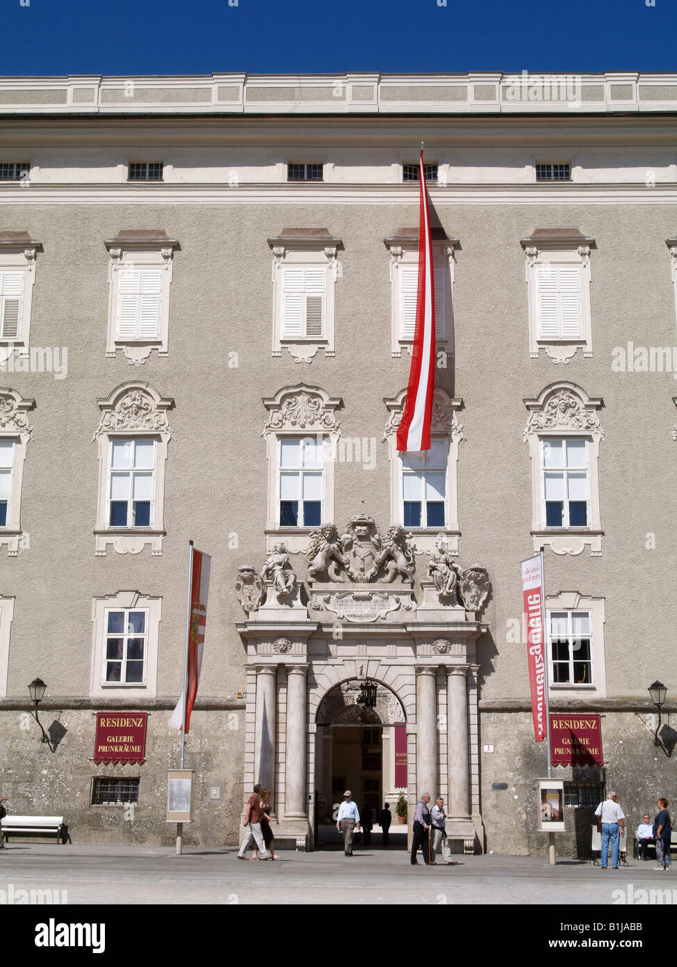 quadratische Residenzplatz in Salzburg, Österreich Stockfoto