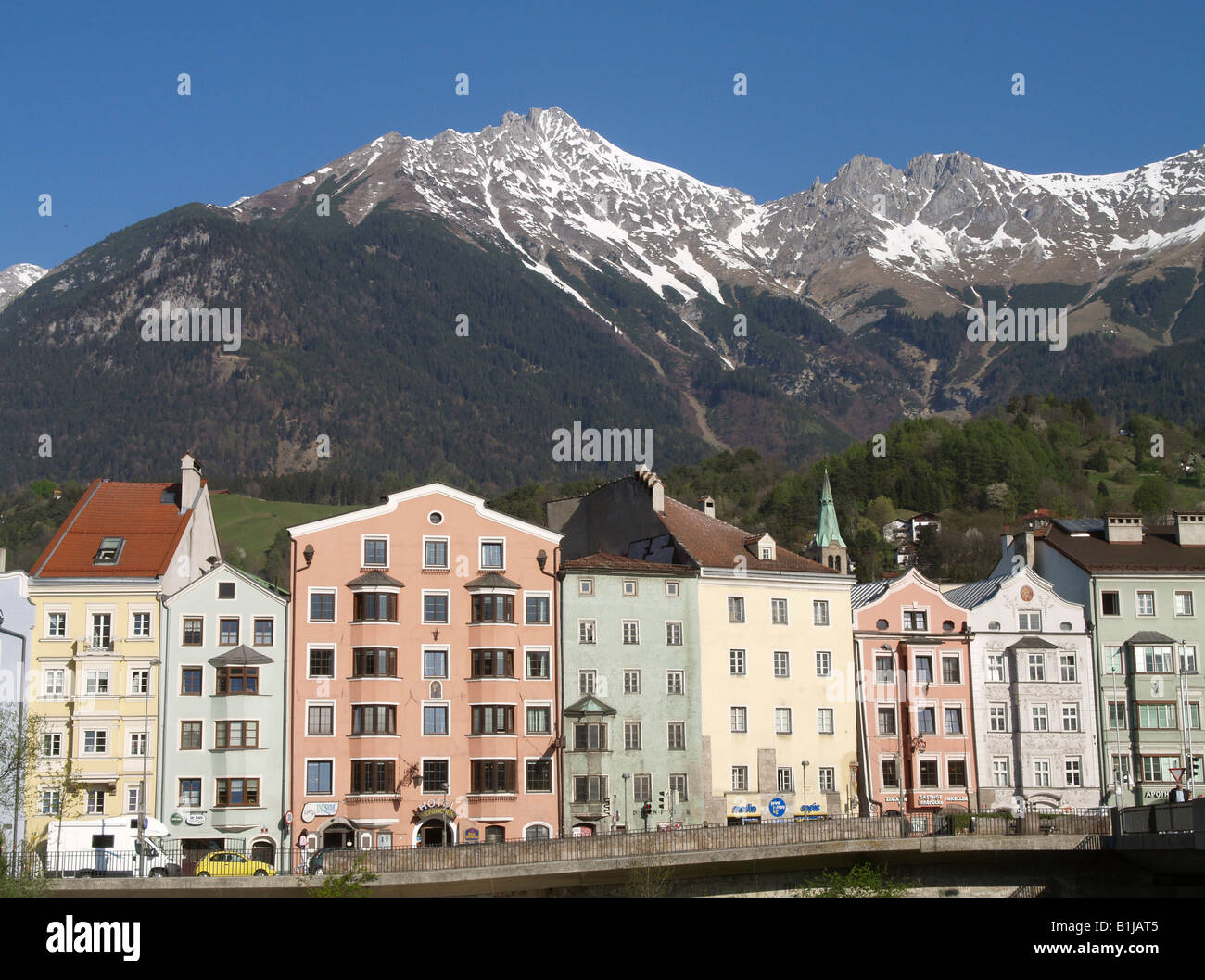 Häuser am Fluss Inn in der Oldt Stadt mit der Nordkette Bergen im Hintergrund, Österreich, Tirol, Innsbruck Stockfoto