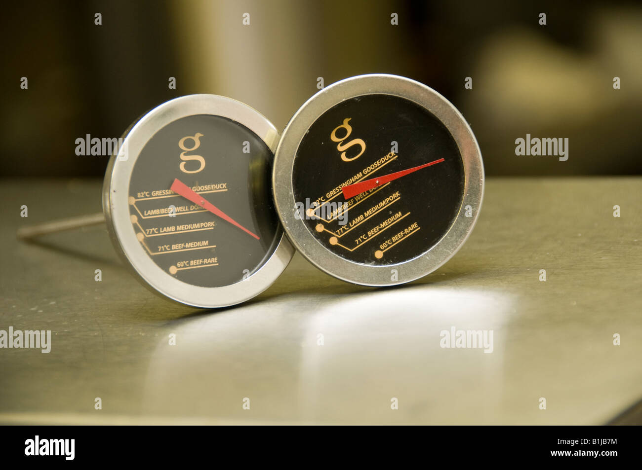 Zwei analoge Fleisch-Thermometer in Hotelküche Stockfoto