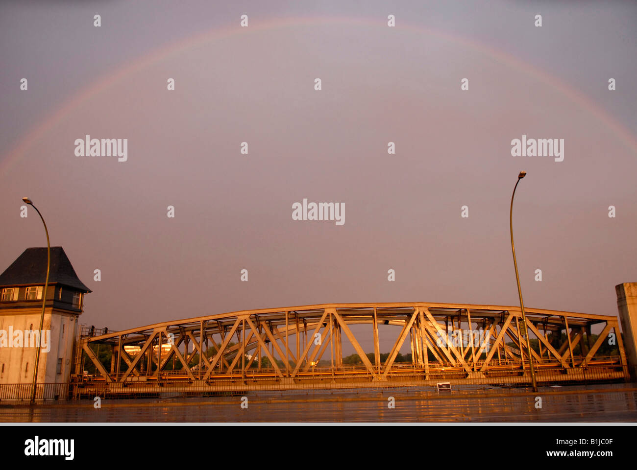 Regenbogen über eine Brücke an einem Donner Sturm, Deutschland, Berlin Stockfoto