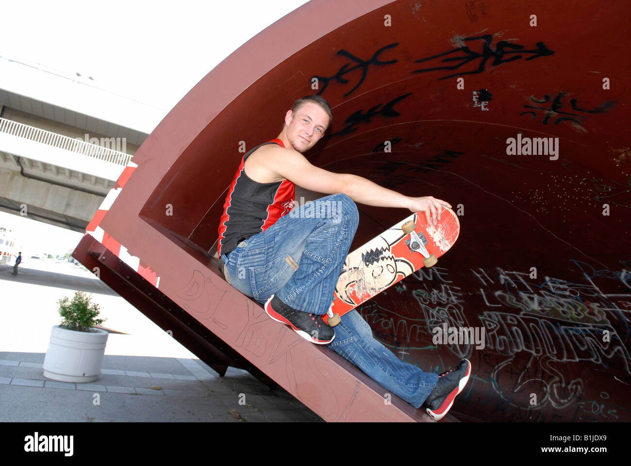 männlichen Teenager sitzen auf einem Skater-Kurs Stockfoto