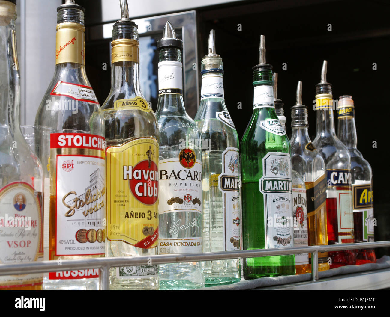 Hochprozentige alkoholflaschen -Fotos und -Bildmaterial in hoher Auflösung – Alamy