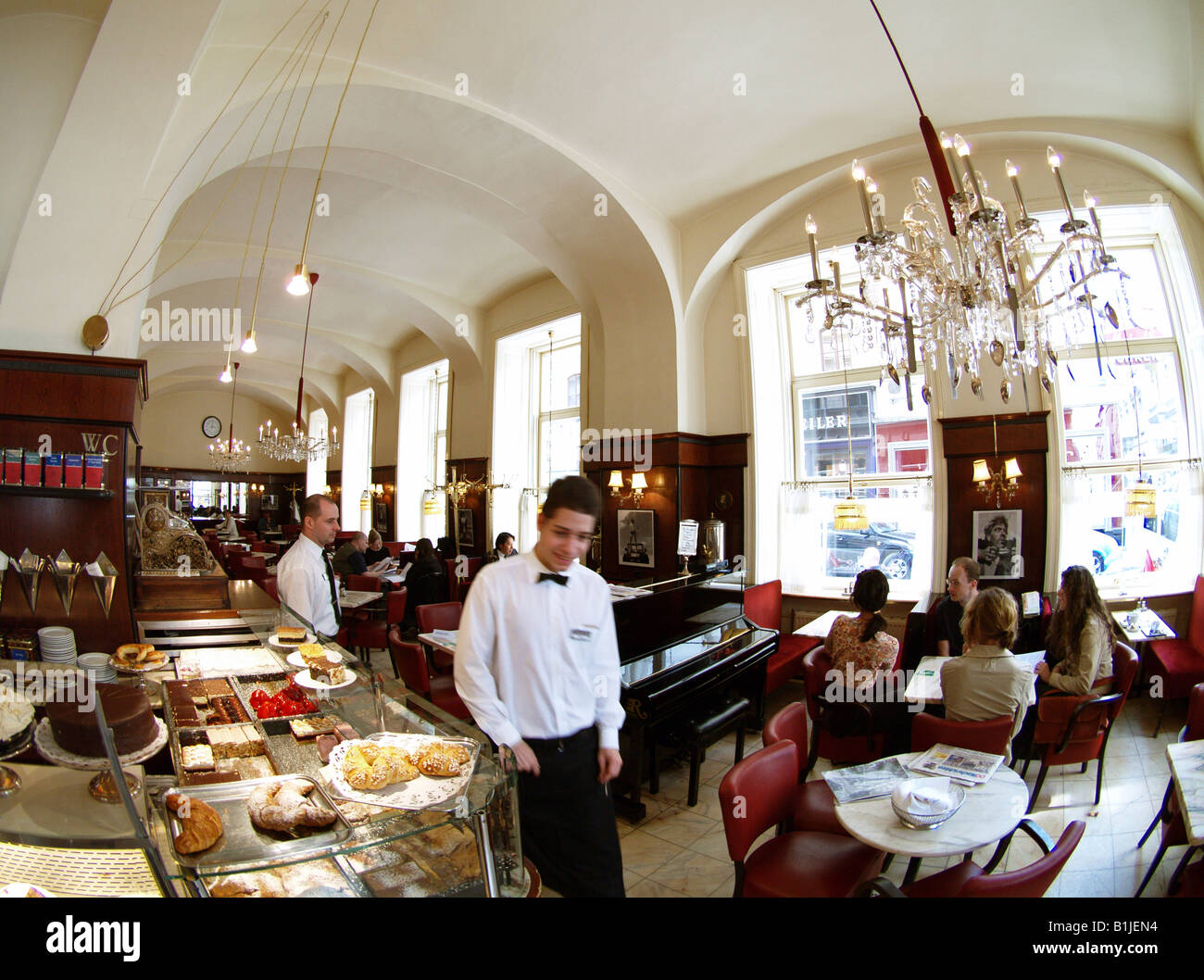Kellner und Gäste im Cafe Diglas, Österreich, Wien Stockfoto