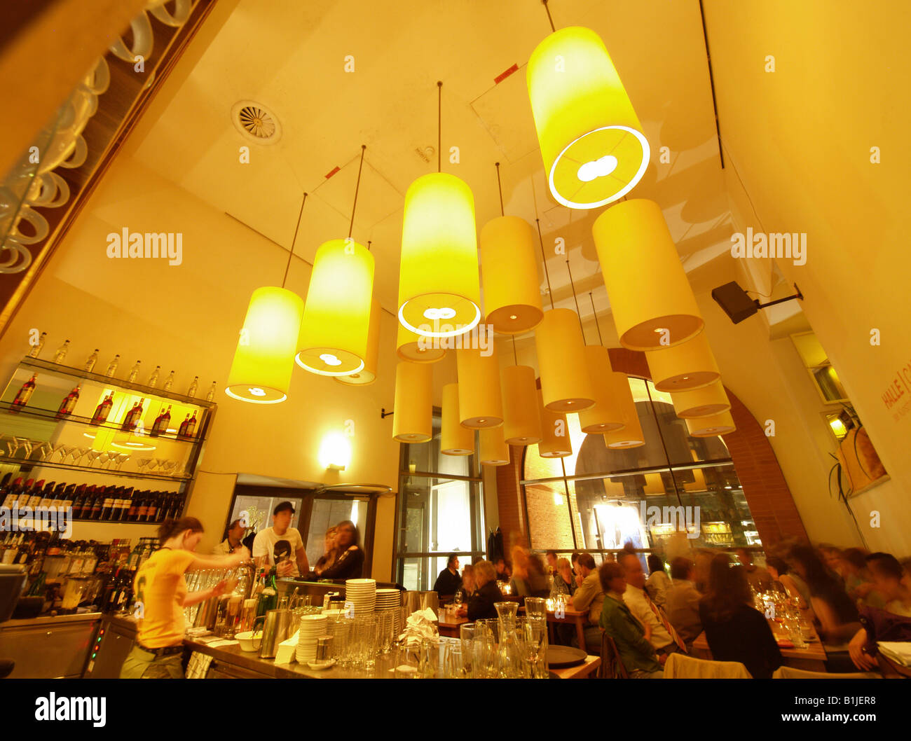 Wien, MUMOK, Cafe Halle, Leute sitzen in einem Café, Österreich Stockfoto