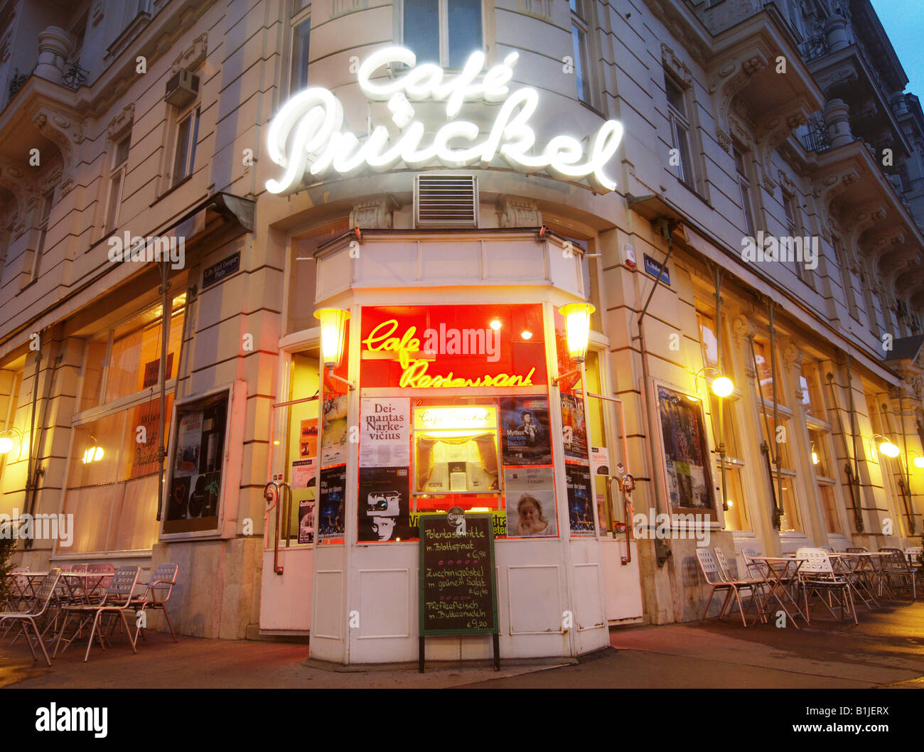 Wien, Cafe Prueckel Außenansicht am Abend, Österreich Stockfoto