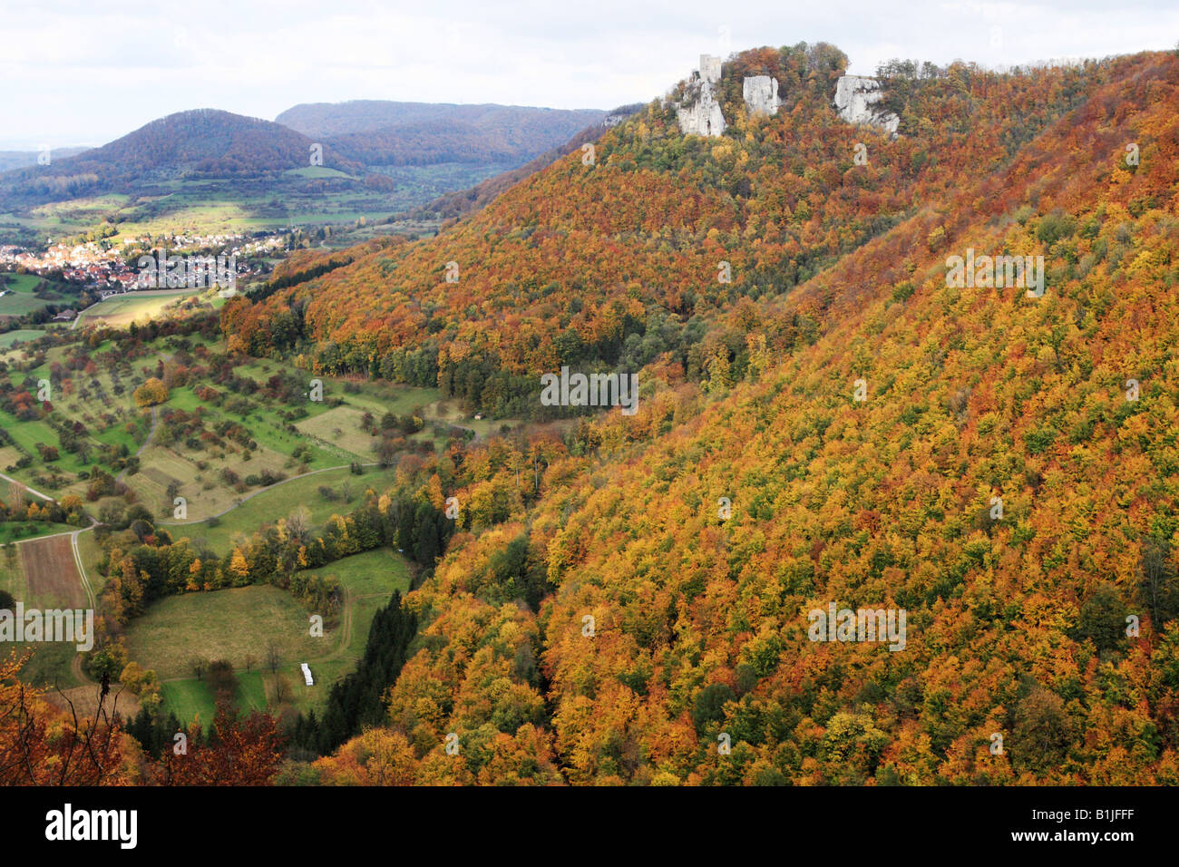 Herbst in Neidlinger Tal mit Burgruine Reussenstein, Deutschland, Baden-Württemberg Stockfoto