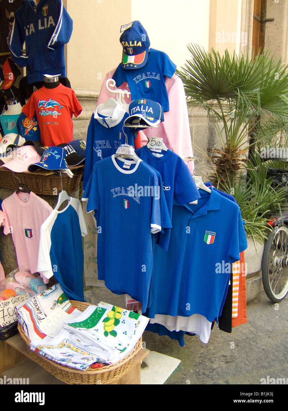 Italienische Fußball-Shirts zum Verkauf in Sorrento in der Nähe von Neapel Italien Stockfoto
