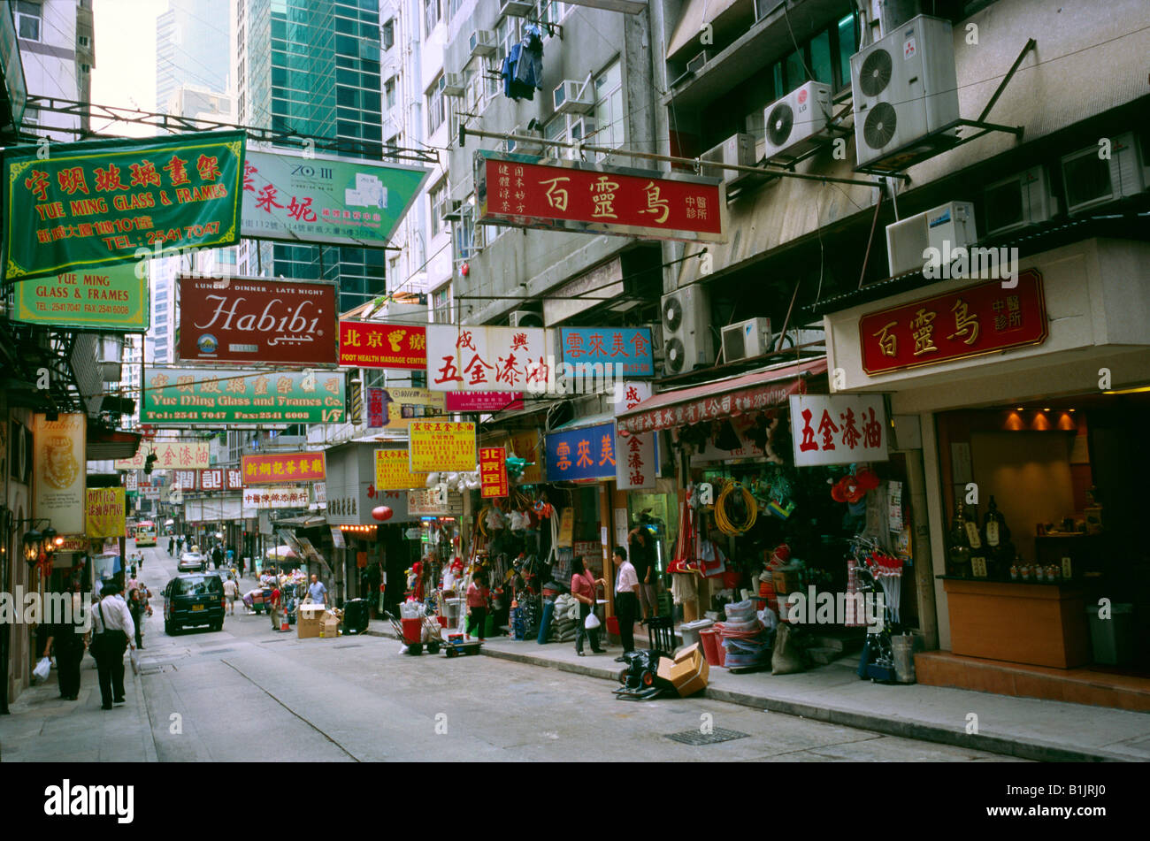 4. September 2006 - Straße, gesäumt mit Geschäften in Central auf Hongkong Island. Stockfoto
