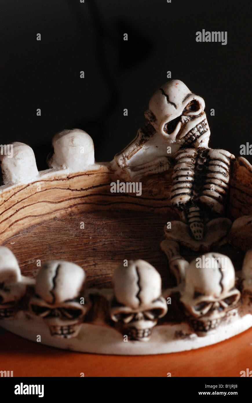 Lustige Aschenbecher mit Schädel und Skelett Stockfotografie - Alamy