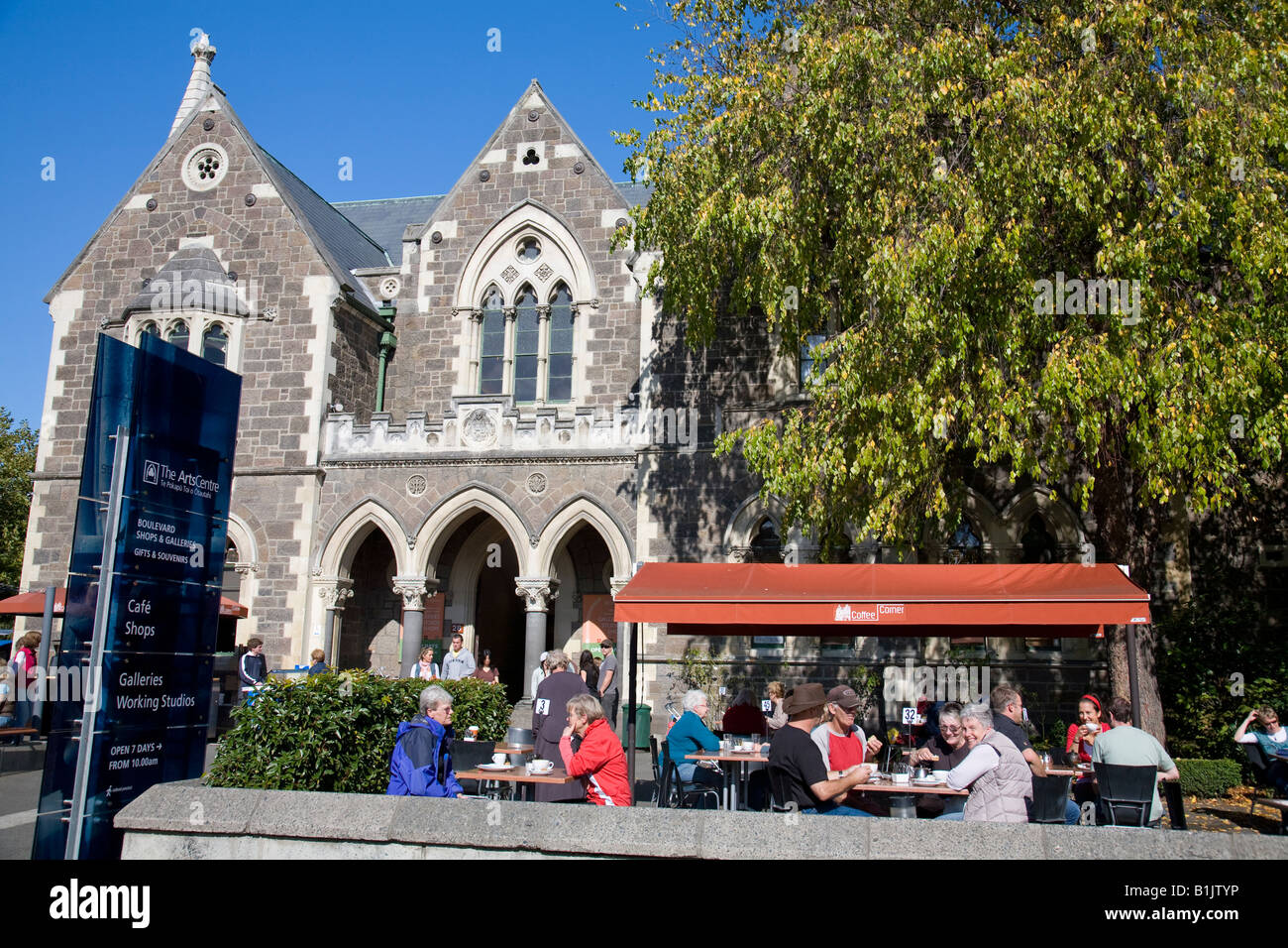 Das Arts Centre, Christchurch, Neuseeland, ist ein Drehkreuz für Kunst, Kultur, Cafés und Geschäfte, wo Menschen am sonnigen Herbsttag Kaffee genießen Stockfoto