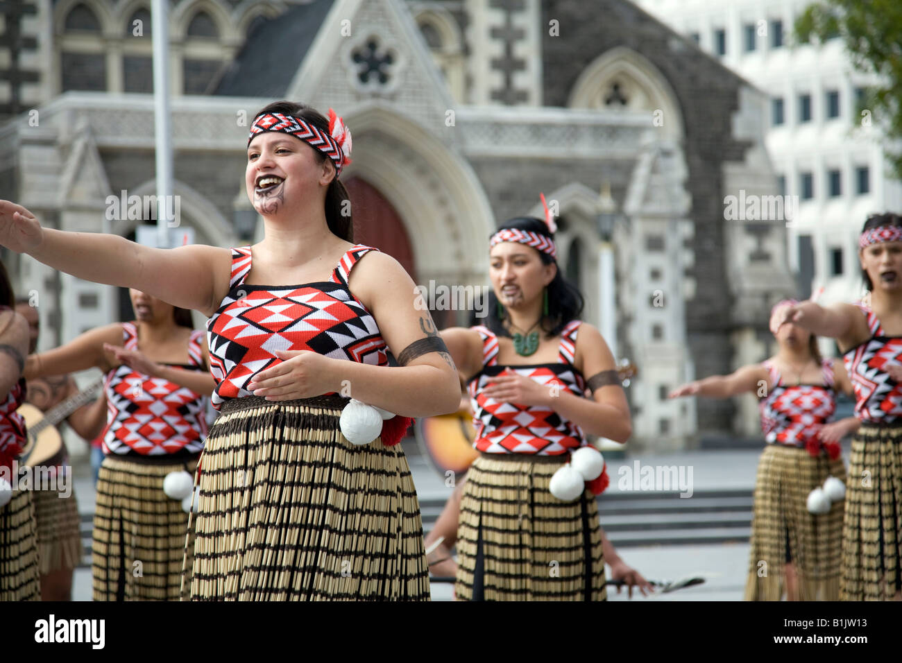 Maori-Tanztruppe tritt auf dem Domplatz, christchurch, Südinsel neuseeland auf Stockfoto