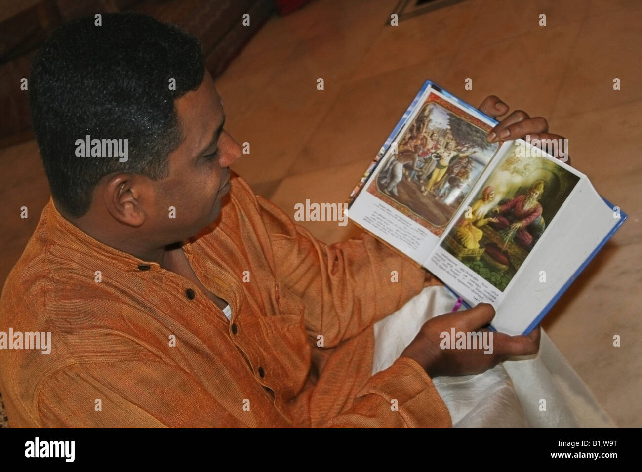 Hindu Mann liest die Bhagavad Gita, A hinduistischen heiligen Buch, Indien Stockfoto