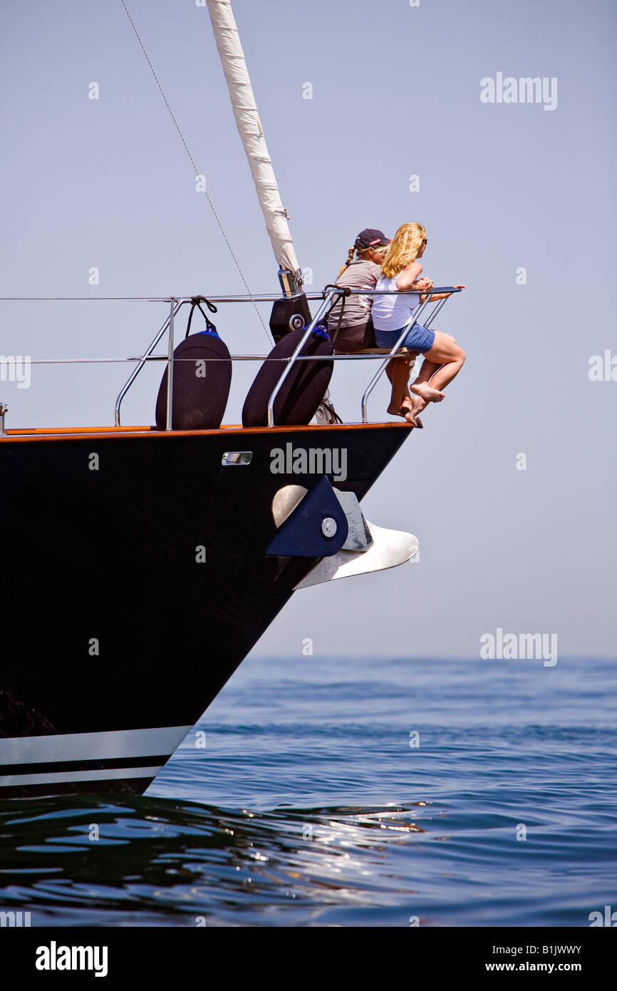 zwei Mädchen im Bug des Bootes genießen navigieren Stockfoto