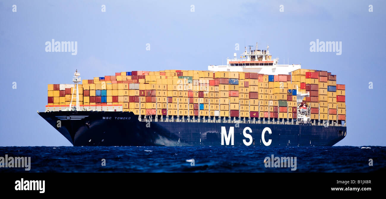 Containerschiff am Meer Stockfoto