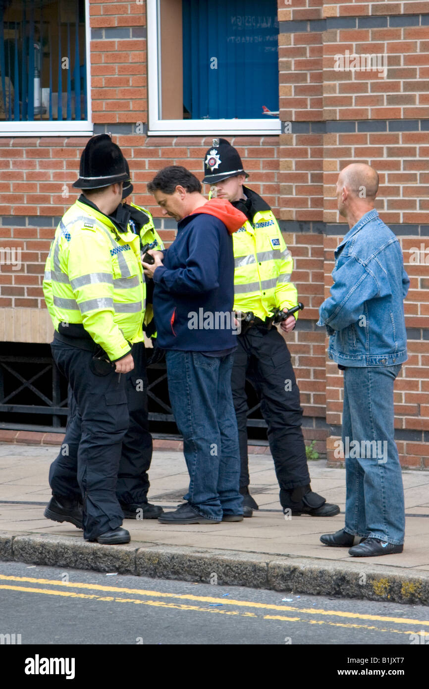 Polizei-Patrouille auf die Straßen von Leeds, West Yorkshire, Störung von Leeds United Fußball-Fans erwartet. Stockfoto