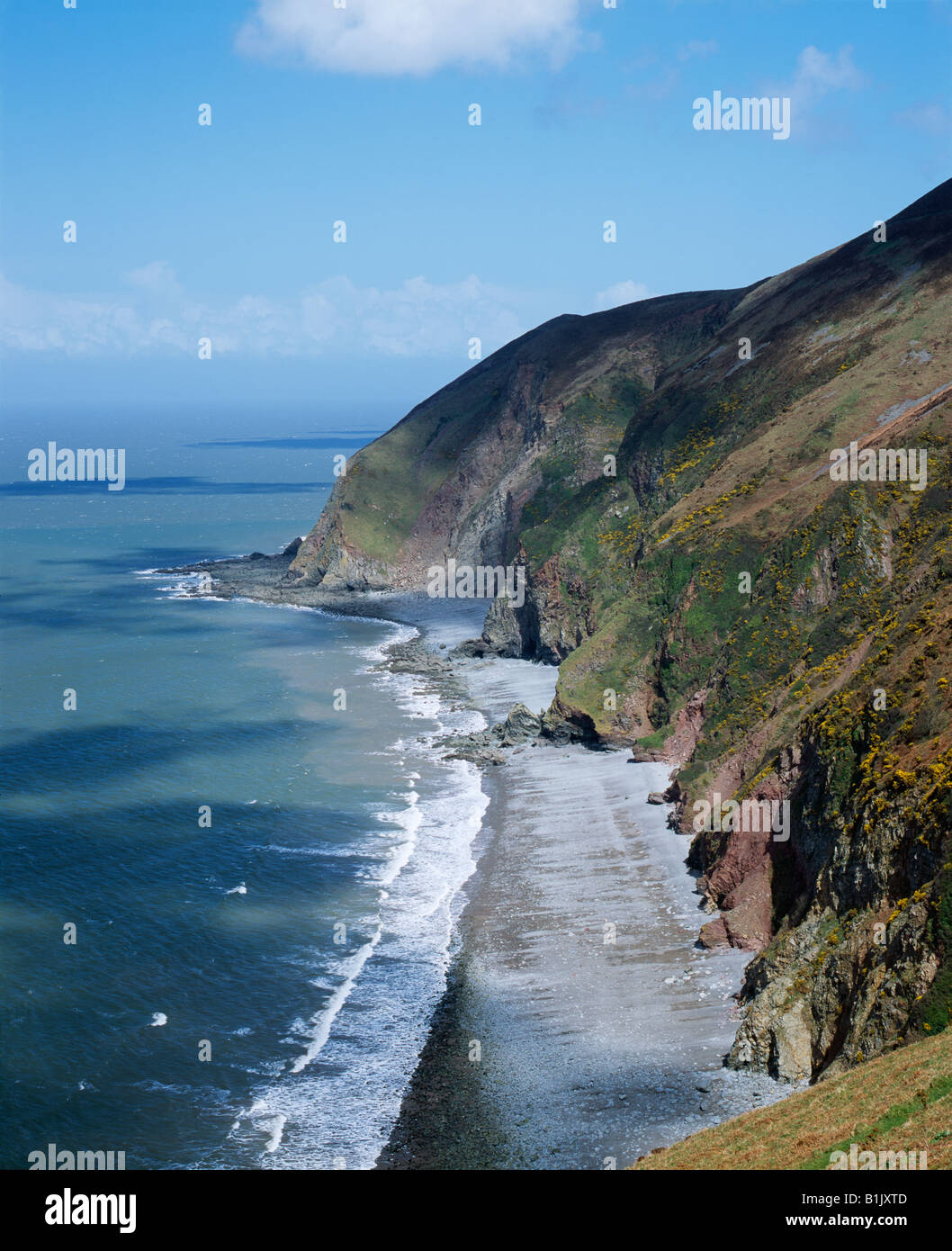 Die Landzunge von Foreland Point im Exmoor National Park mit Sillery Sands, die bei Ebbe am Fuße der Klippen ausgesetzt sind. Lynmouth, North Devon, England Stockfoto