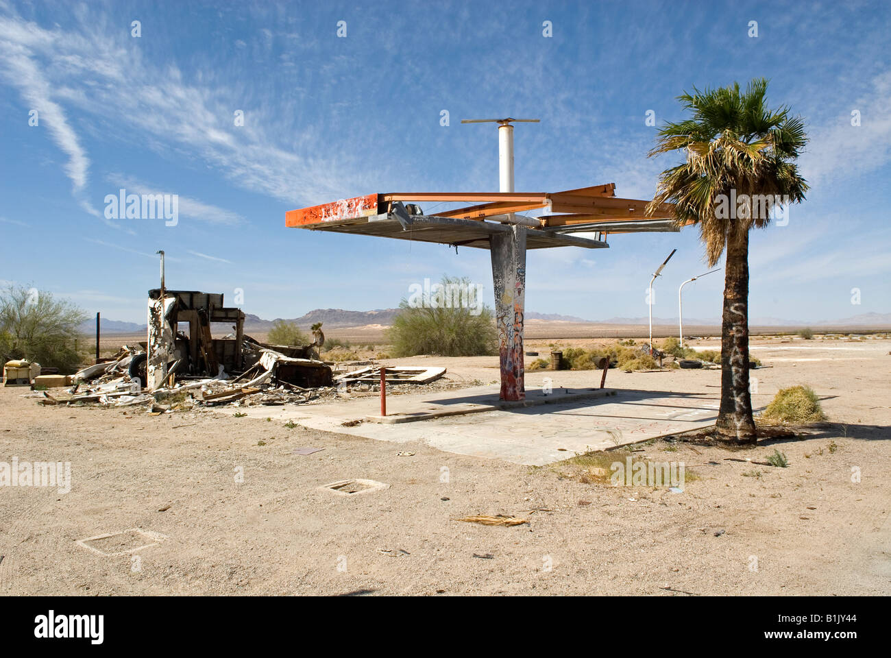 Verlassenen Tankstelle, Mojave-Wüste in der Nähe der Geisterstadt von Reis, Highway 62, Kalifornien, USA. Stockfoto