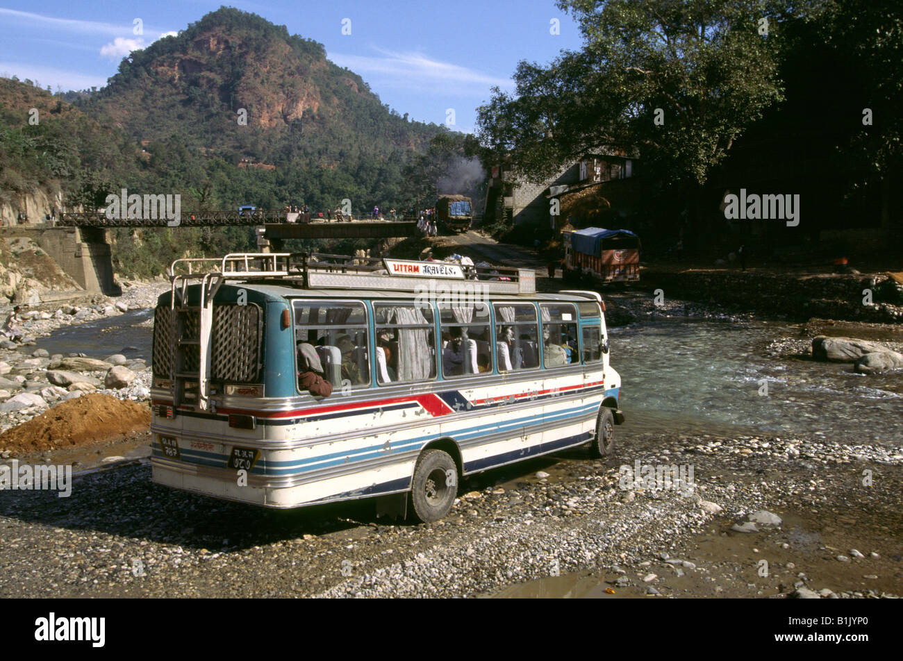 Nepal-Bus fording Narayani Fluß Stockfoto