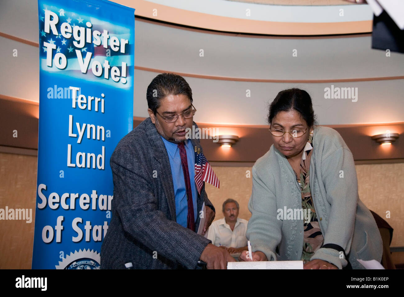Einwanderer registrieren nach der Vereidigung als neue Bürger der USA zur Abstimmung. Stockfoto