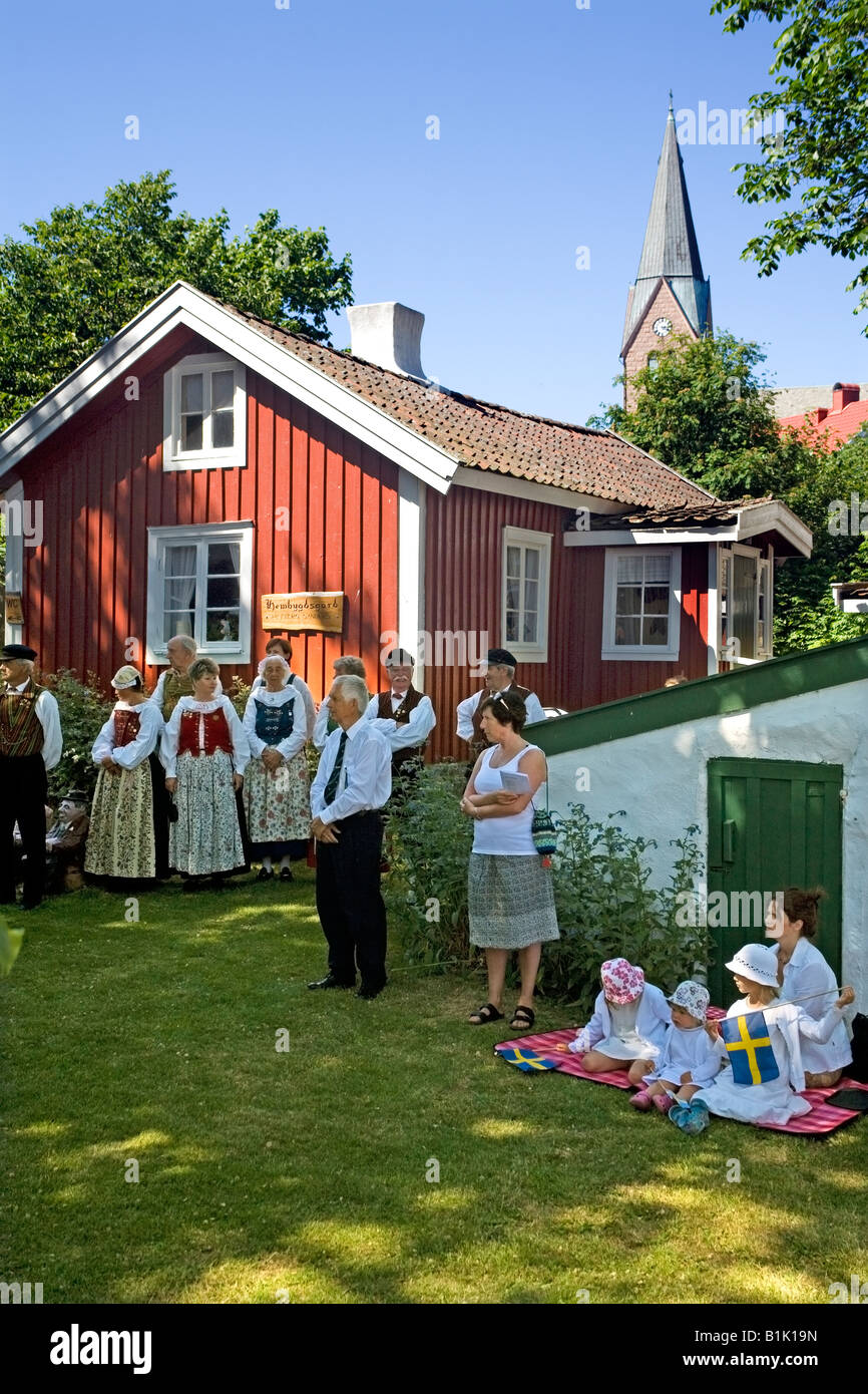 Menschen in traditionellen folk Kleider feiern schwedischen Nationalfeiertag am Öckerö Insel Bohuslan West Schweden 6. Juni 2008 Stockfoto