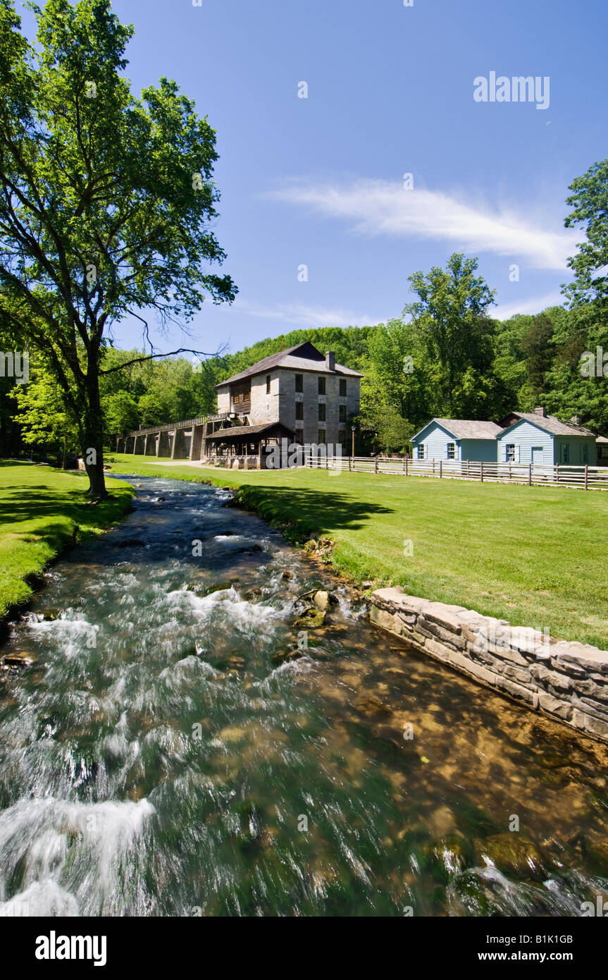 Grist Mill Stream und Pioneer Village im Frühjahr Mühle Staatspark Lawrence County Indiana Stockfoto