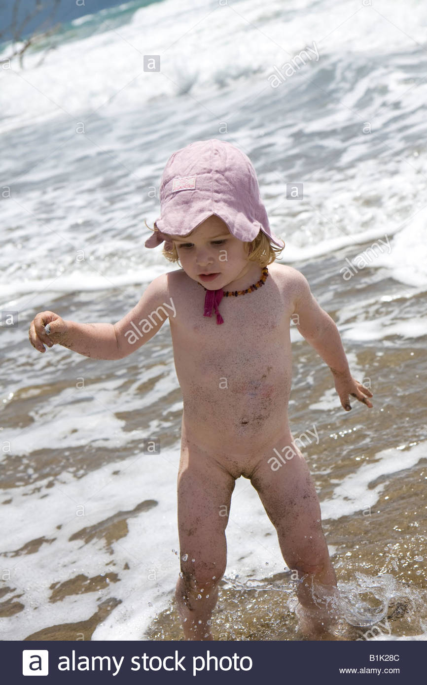 Kleine Mädchen Spielen Am Strand Stockfoto Bild 18243916