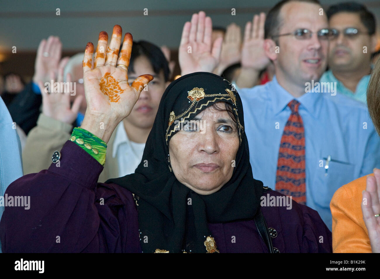Detroit Michigan gehört zu eine Frau aus dem Jemen 600 Einwanderer als neue Bürger der Vereinigten Staaten vereidigt Stockfoto