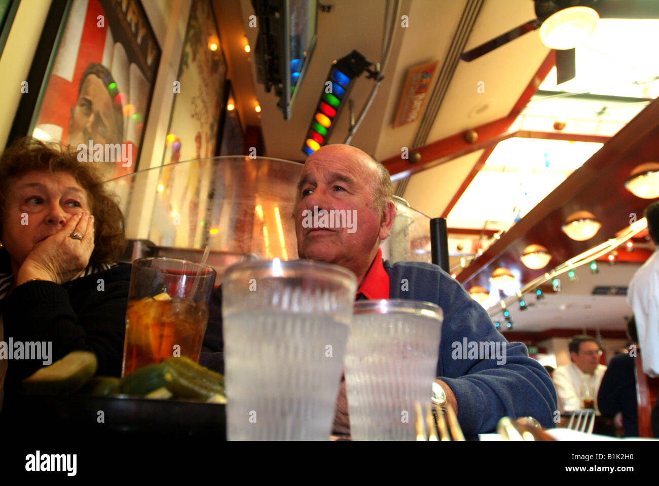 Älteres Ehepaar, die darauf warten, in einem Deli in Los Angeles serviert werden Stockfoto