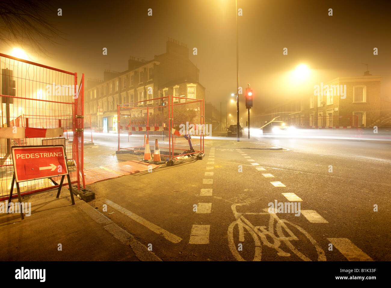 Rad funktioniert Fahrrad LANE Nebel Straße Nacht Zeit London Vereinigtes Königreich Auto Streamer Stockfoto