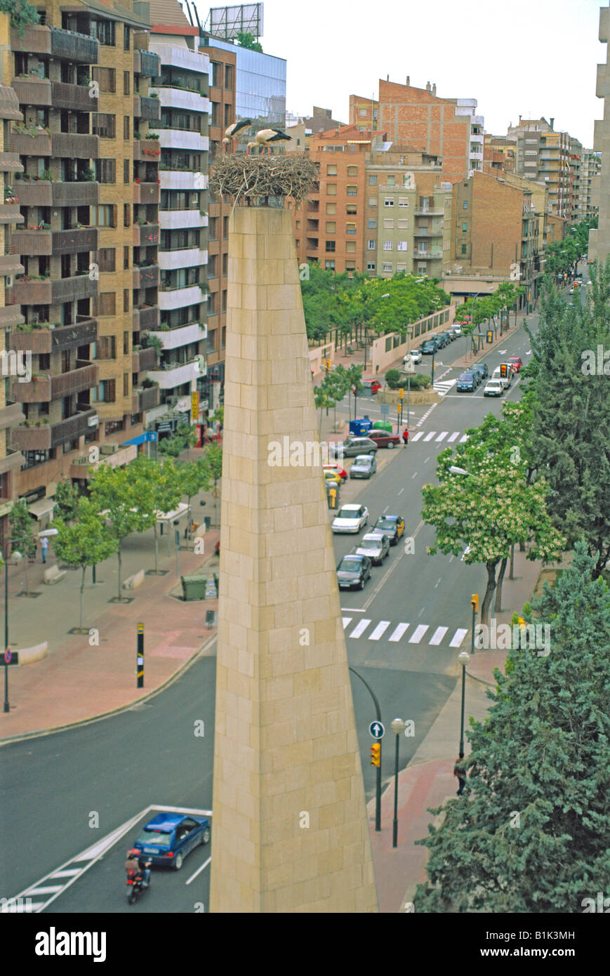 Europäische Weißstorch (Ciconia Ciconia) am Nest auf Denkmal - Spanien Stockfoto