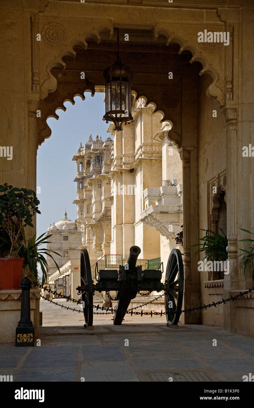 Eine Kanone bewacht TRIPOLIA GATE Eingangsbereich der CITY PALACE UDAIPUR von Maharajas ab 1600 AD RAJASTHAN Indien gebaut Stockfoto