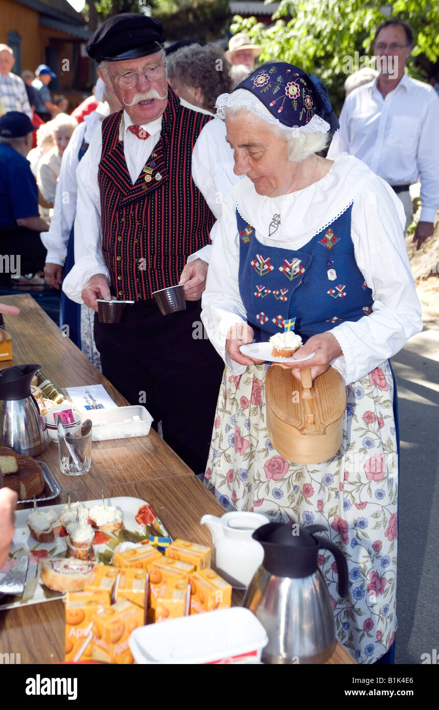 Älteres Ehepaar im traditionellen Folk kleiden sich am Open-Air-Party am Öckerö Insel in Bohuslan West Schweden tätig Stockfoto